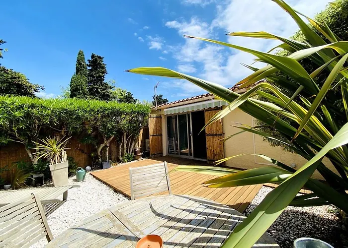 Holiday home Jolie Petite Au Coeur Des Capellans Piscine